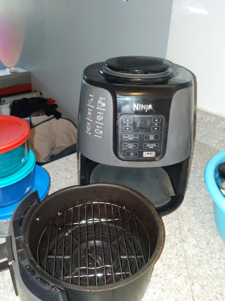 Ninja Air Fryer (Moving Sale Need Gone Tonight) image indicator(4)