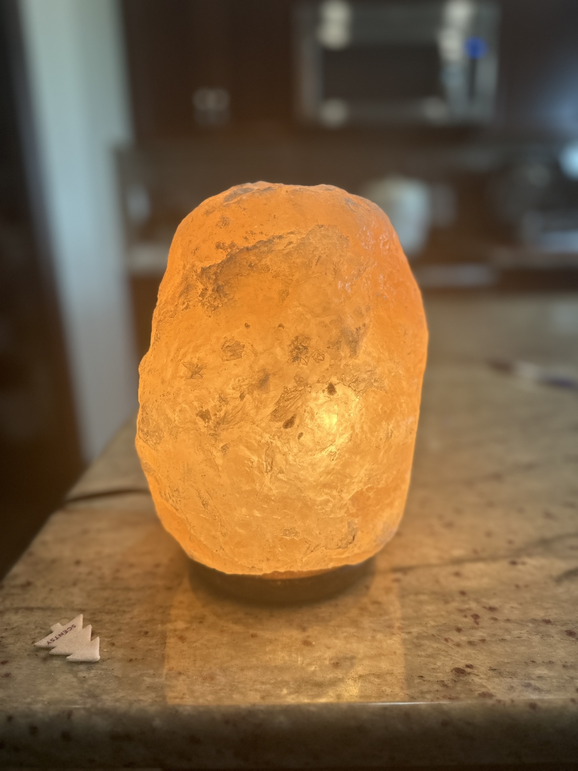 Natural salt lamp