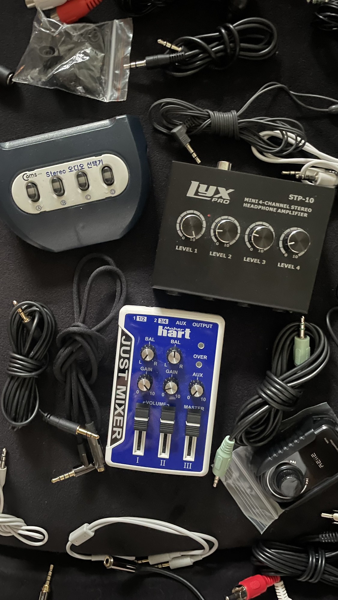 Bunch of A/V equipment image indicator(2)