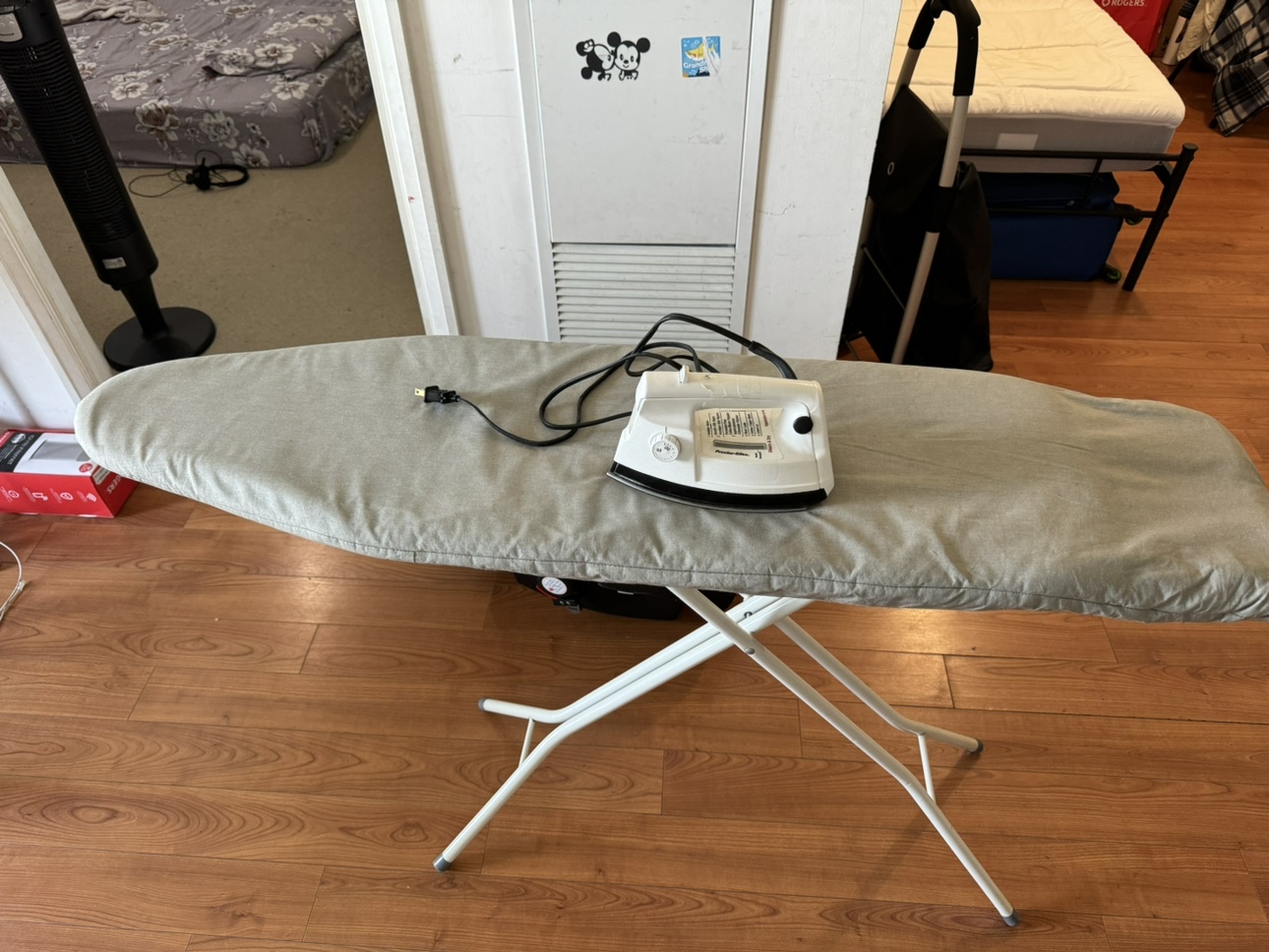 Iron press with foldable iron table