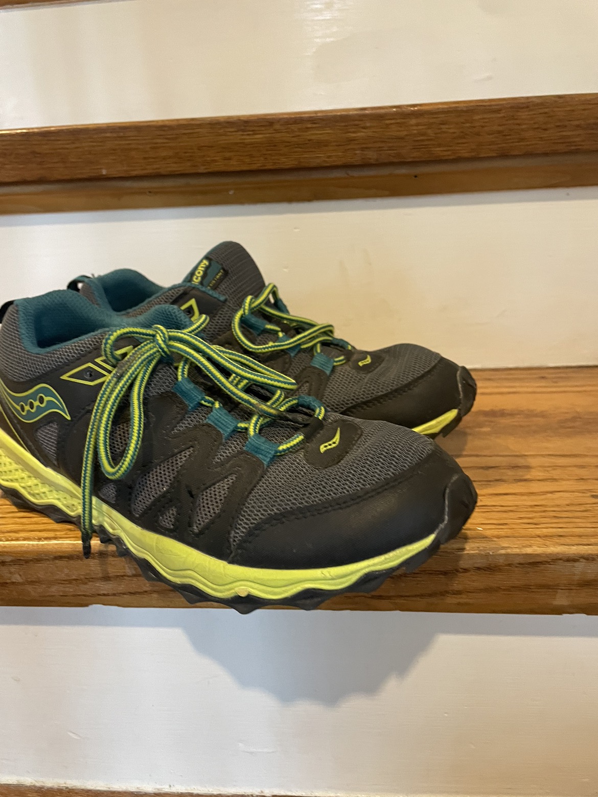 Boys Saucony size 5.5 like new - photo 2