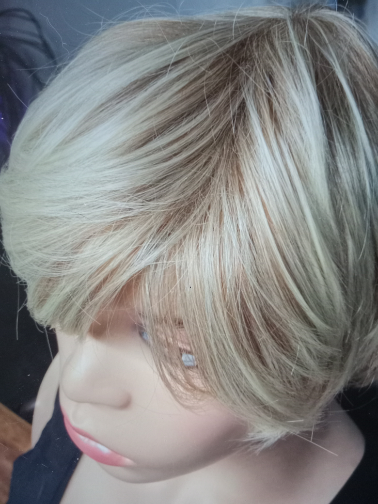 Blonde short wig image indicator(4)