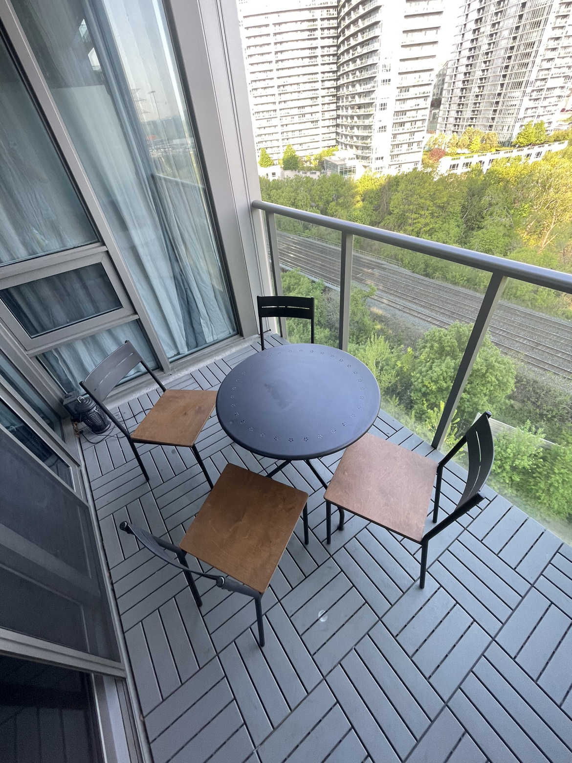 Must go ASAP: Outdoor seating and table