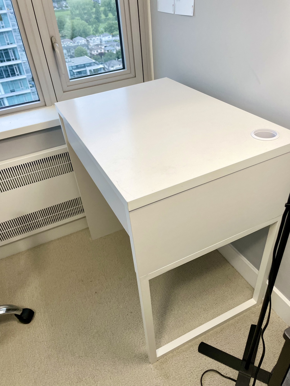 MOVING SALE ‼️ White desk - photo 2