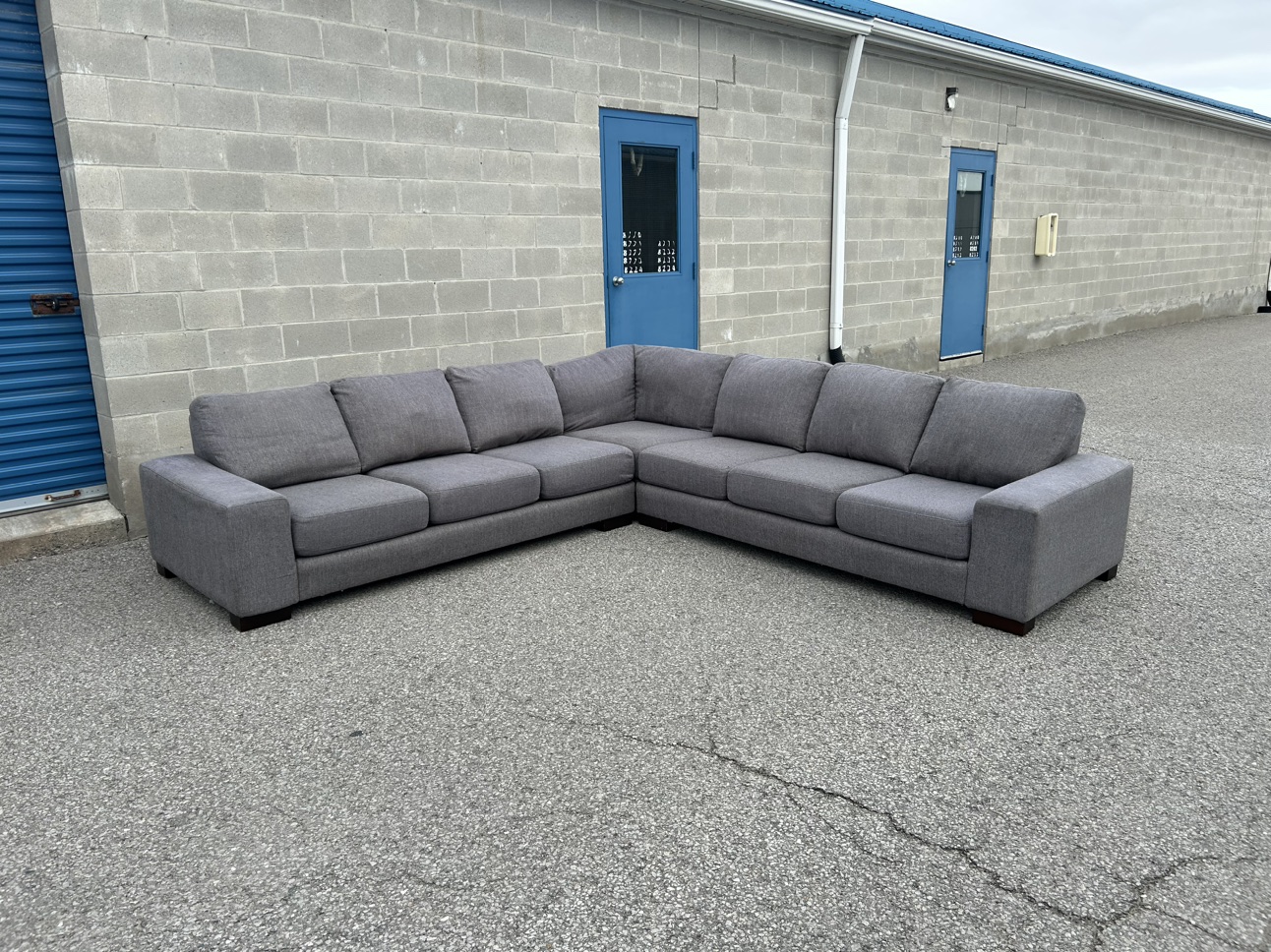 FREE DELIVERY• GREY MODERN LARGE SECTIONAL COUCH / SOFA