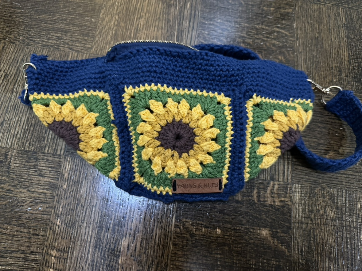 A purse. thumbnail