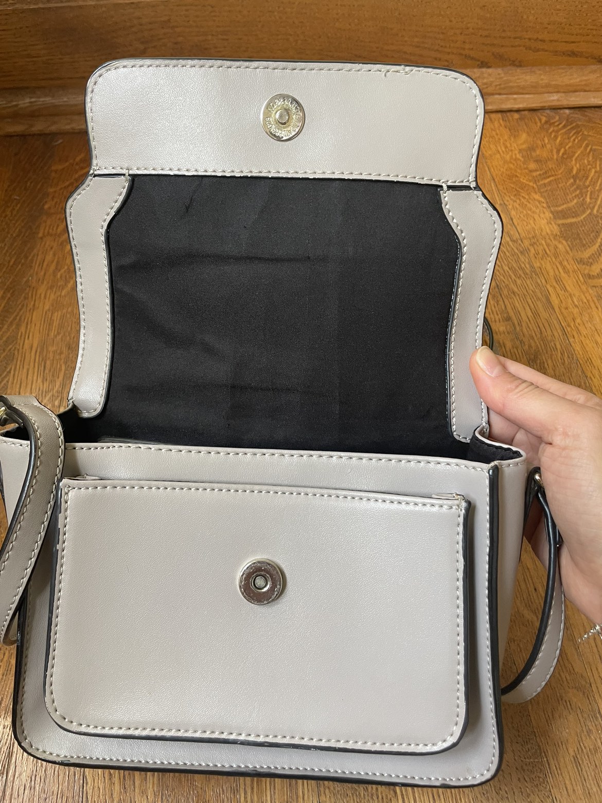 KC Jagger Leather purse image indicator(3)