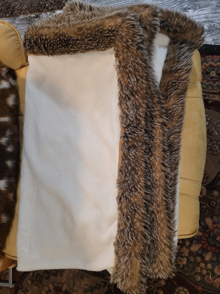 Animal faux fur pillows and blanket - photo 5