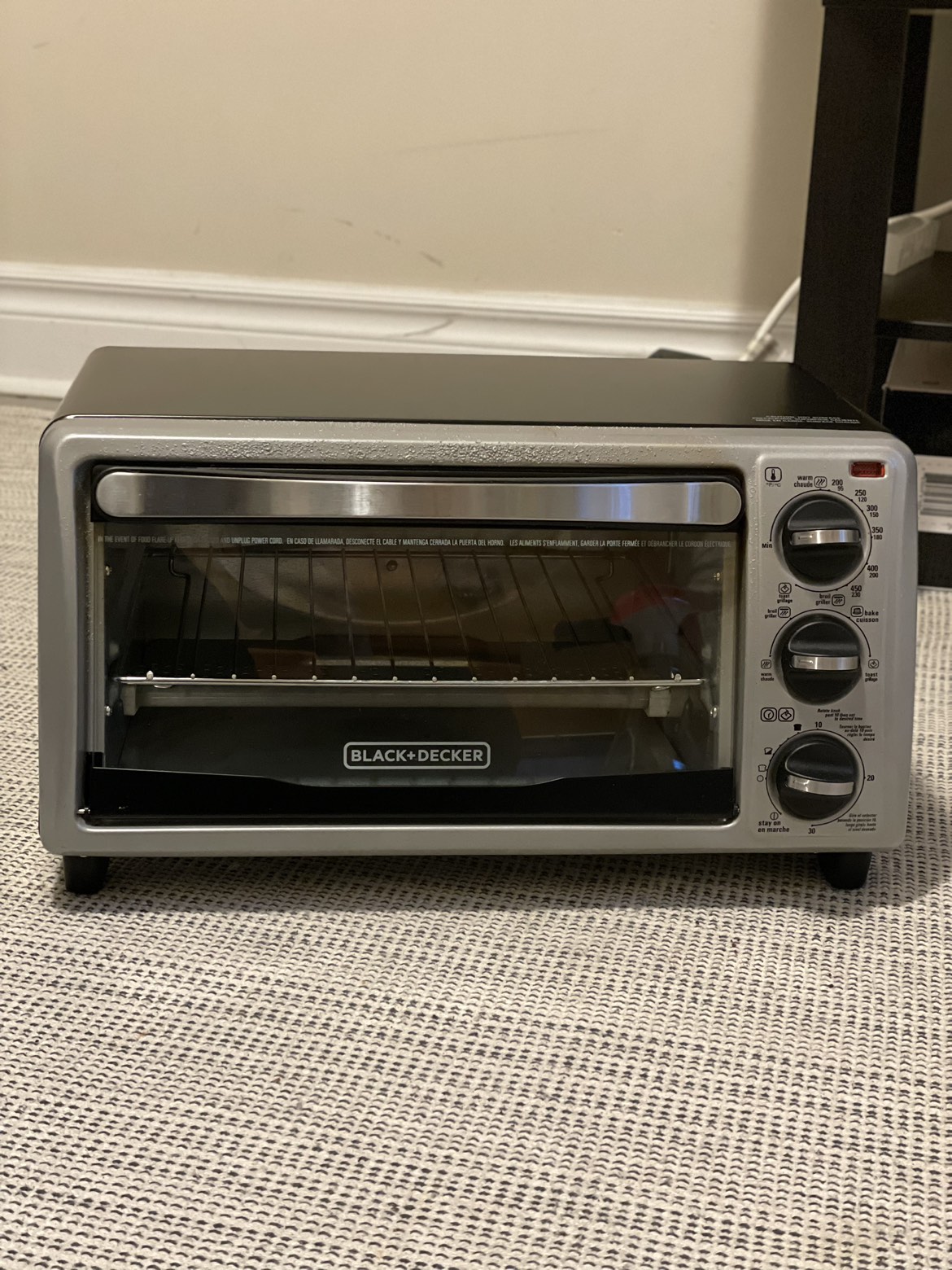 Black+Decker 4 slice convection toaster oven thumbnail