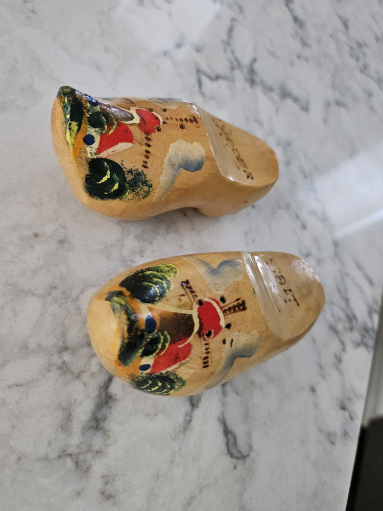 Vintage clog salt & pepper shakers Holland image indicator(2)