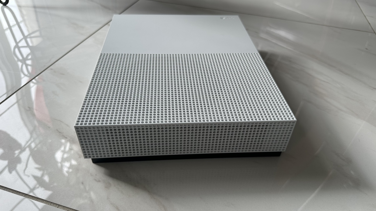 Xbox One S 1T - Two Controllers - With Box image indicator(5)