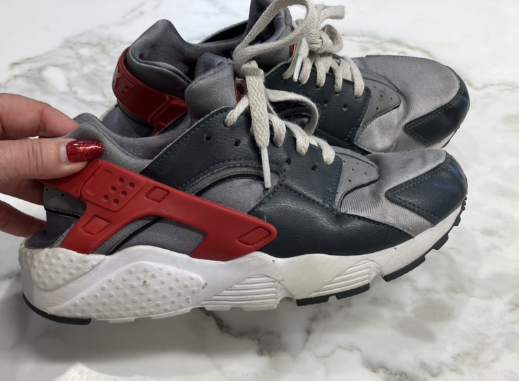 NIKE running shoes , size US 6.5 Y plus kids sunglasses bonus image indicator(5)