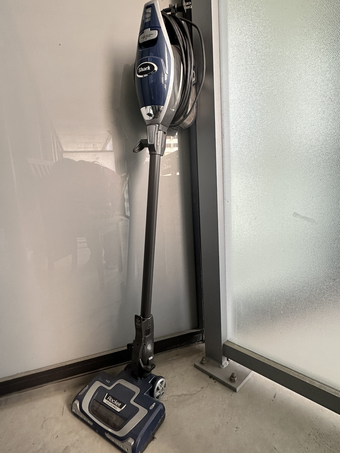 Corded vacuum cleaner (Shark brand) - photo 3