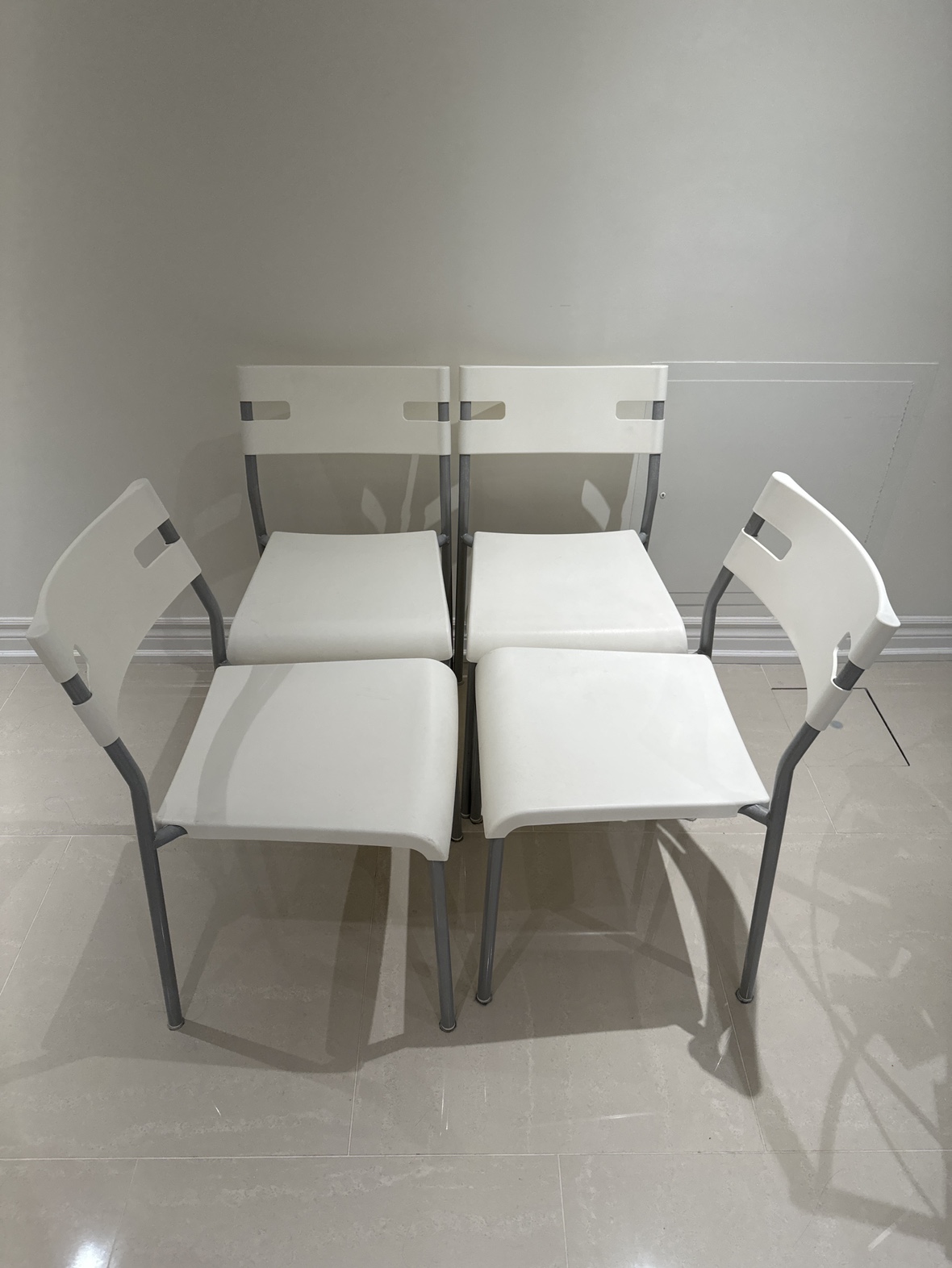 4 white plastic chairs