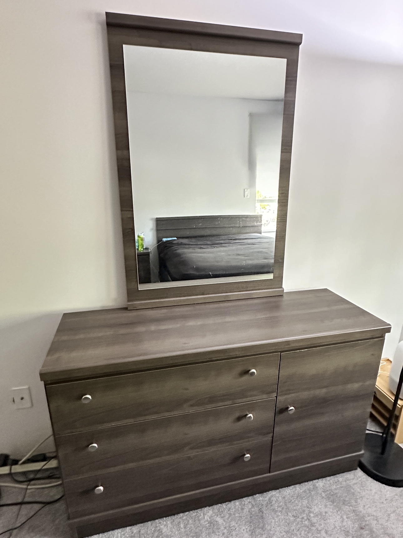 Beautiful Queen-Size Bedroom Set - Excellent Condition