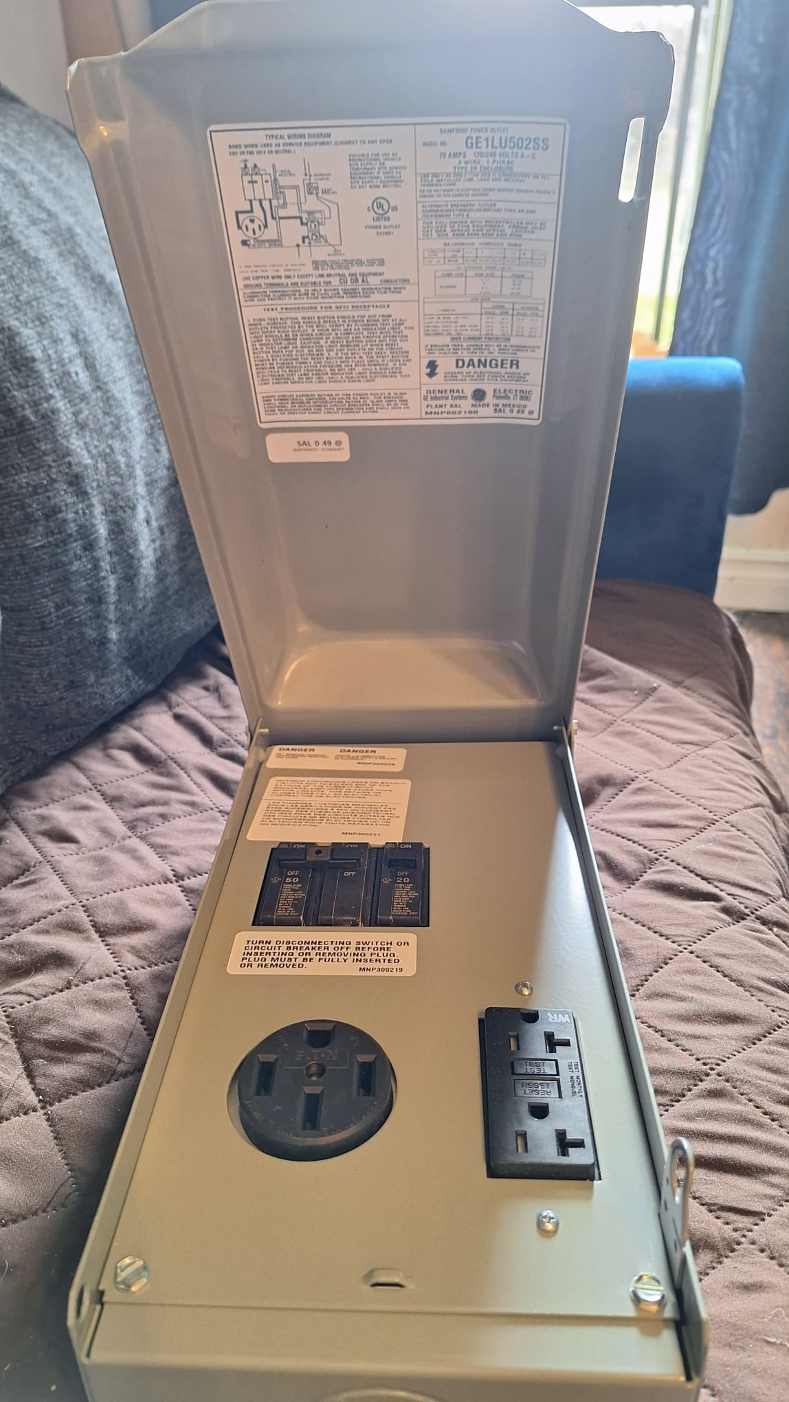 GE Recreational Vehicle RV 70 Amp 120/240V Power Outlet image indicator(2)