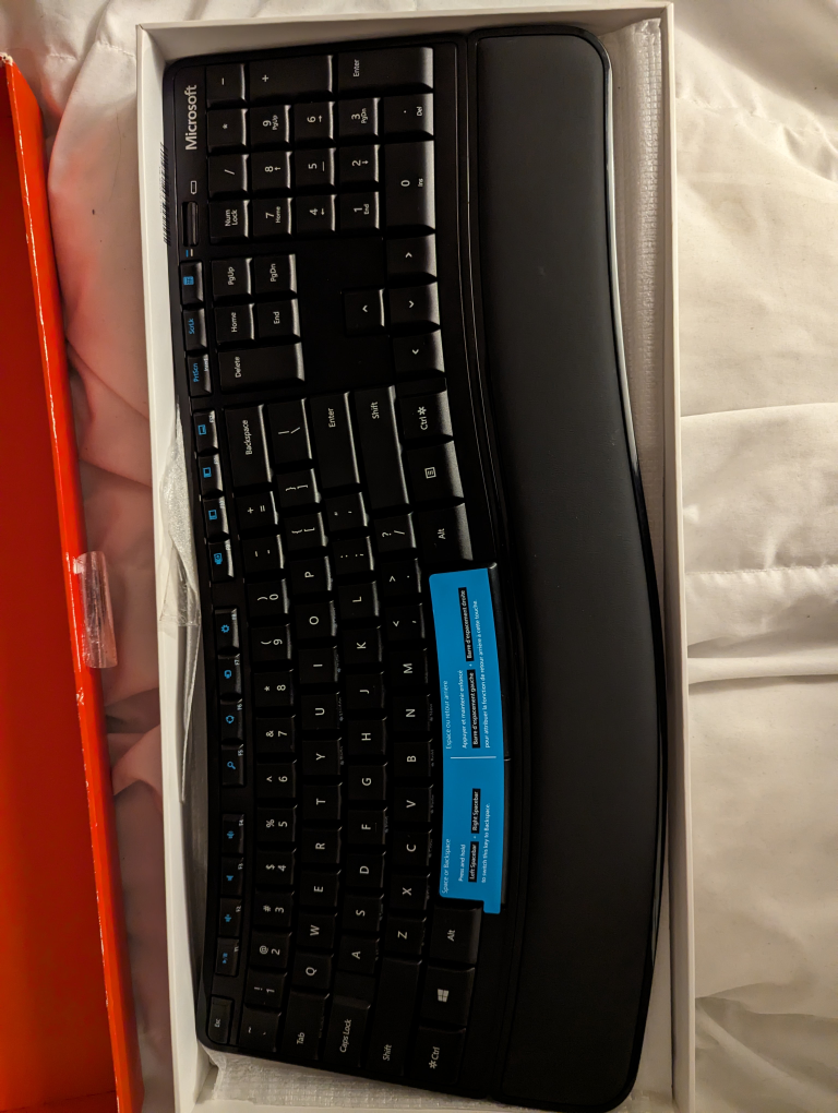 Microsoft Sculpt Comfort Wireless Keyboard with Wrist Rest Pad image indicator(2)