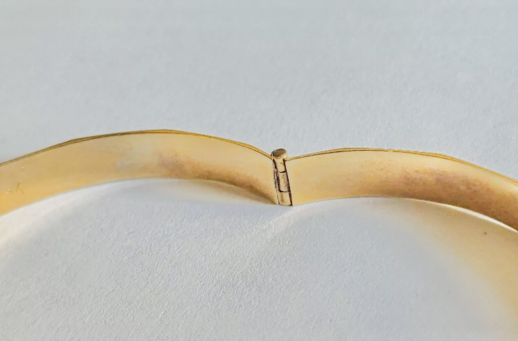 VINTAGE 1/5 9k GOLD BANGLE REINFORCED CORE & SAFETY CHAIN image indicator(4)