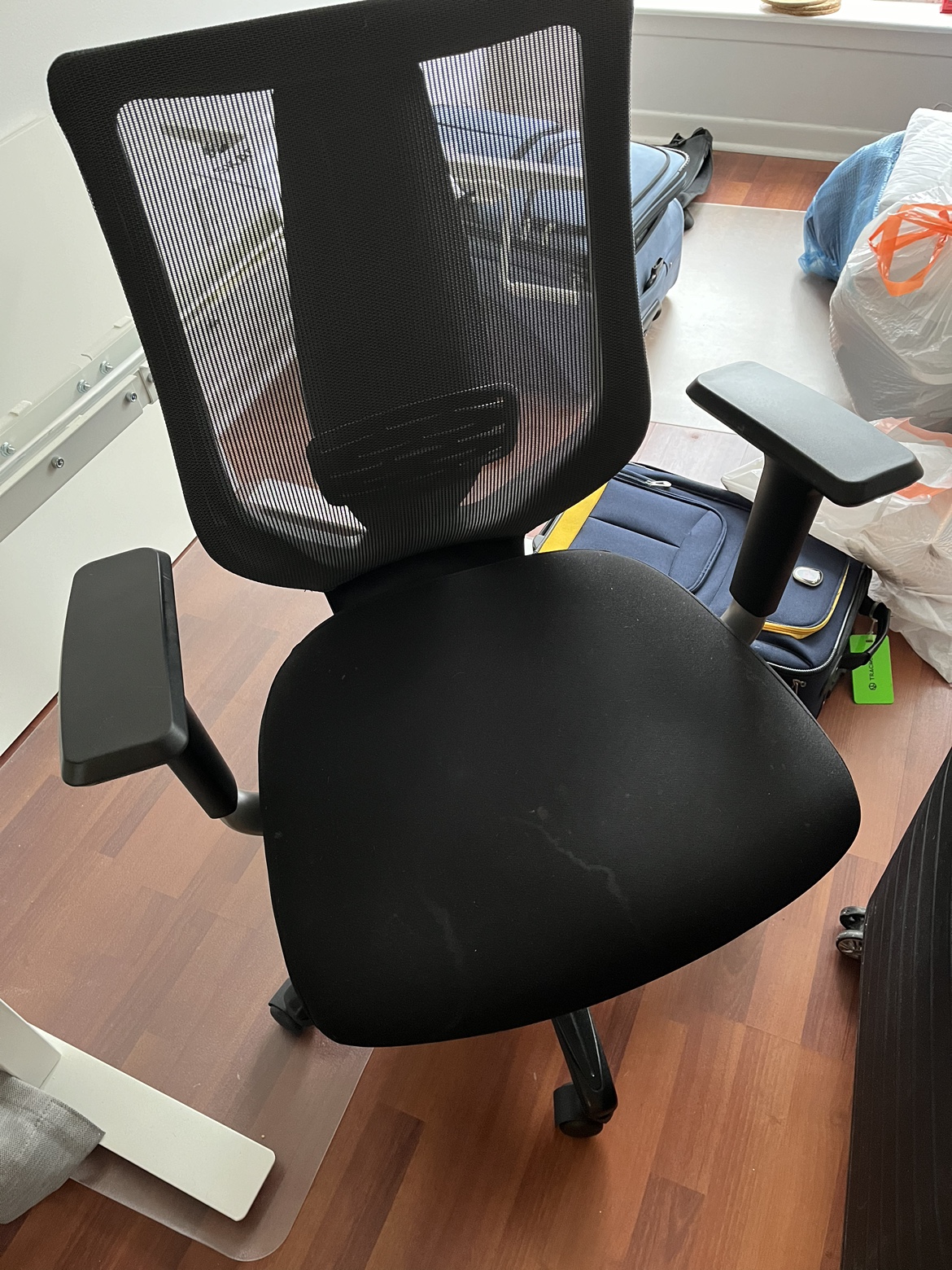 Office chair (10$) must go asap!