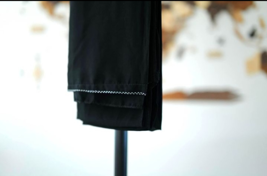 Beautiful black Abaya - like new - photo 4