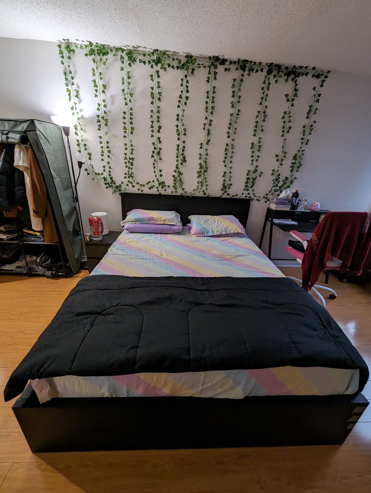 IKEA Bed Frame (Malm) + IKEA Queen Matteress thumbnail