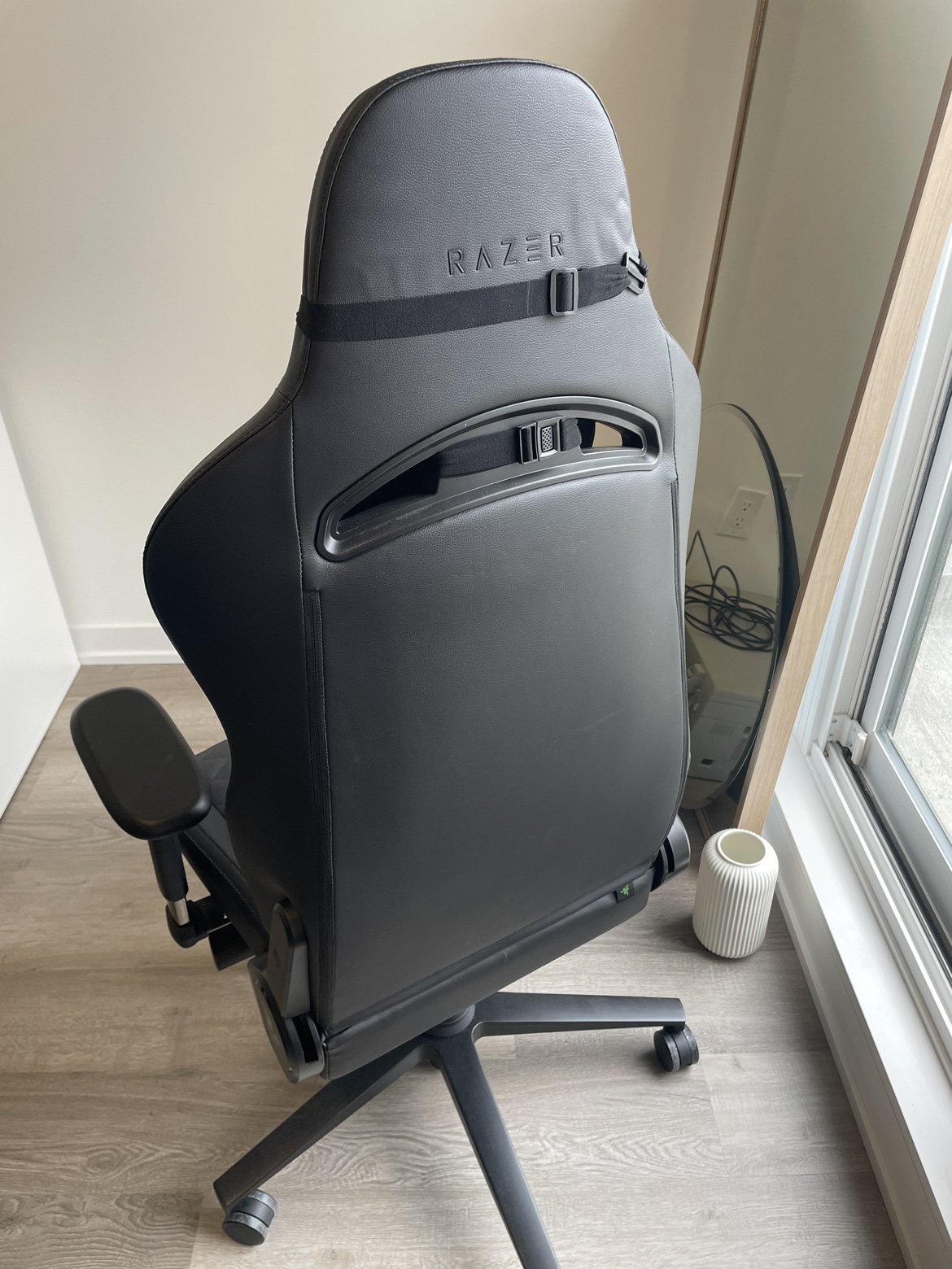 Razer ENKI Gaming Chair including headrest pillow image indicator(2)