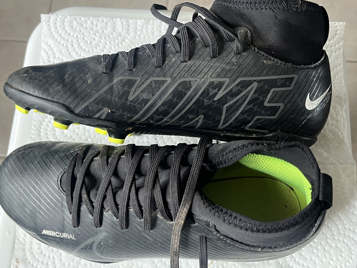 Nike Soccer Cleats US 5.5 Youth