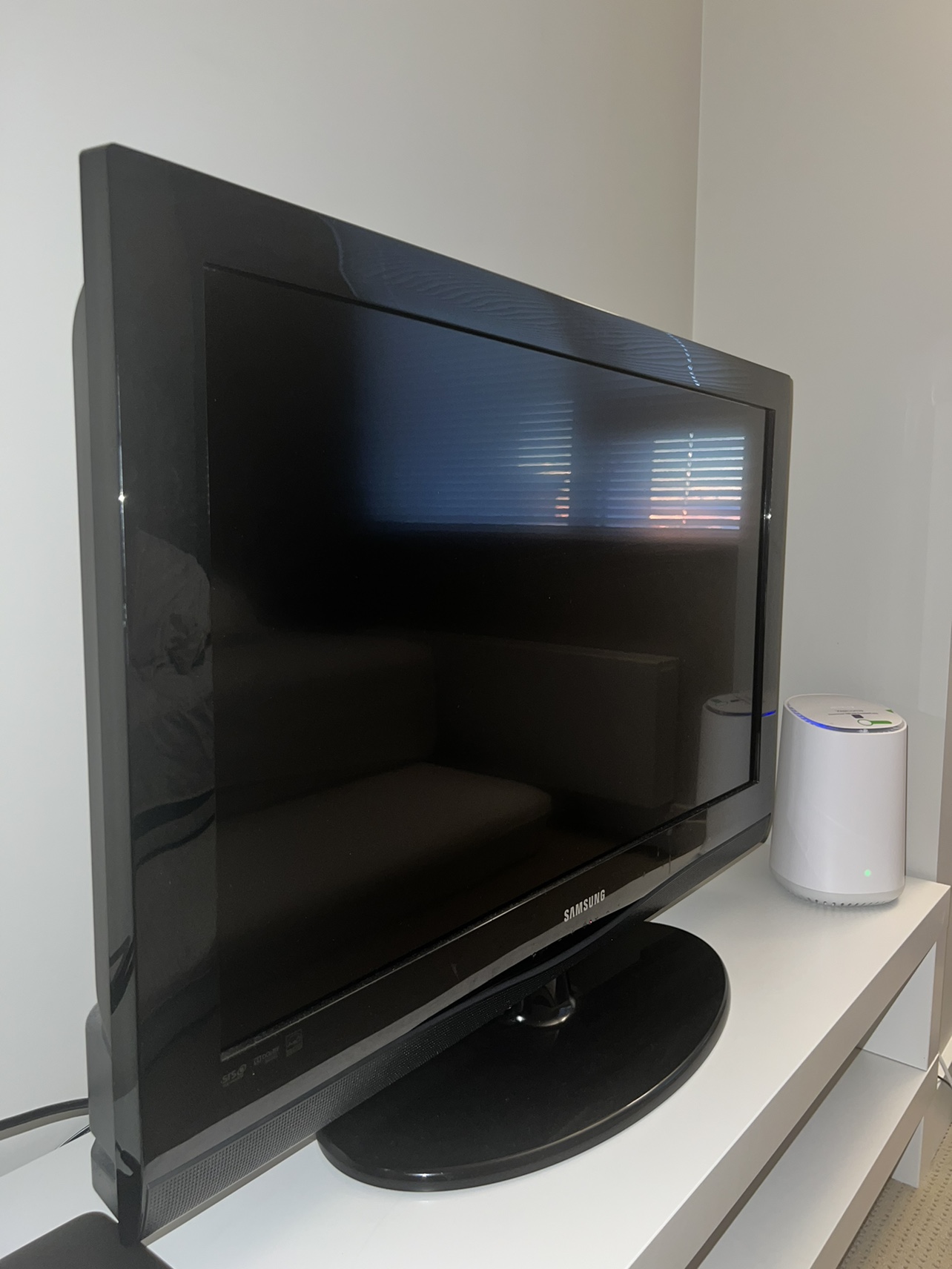 Samsung 32 inch HDTV - photo 2