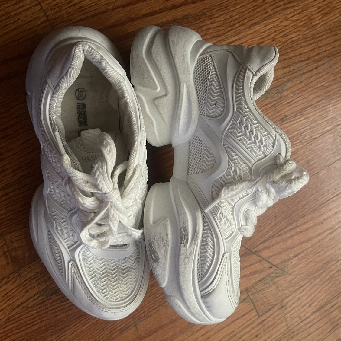 Fashion white sneakers image indicator(5)