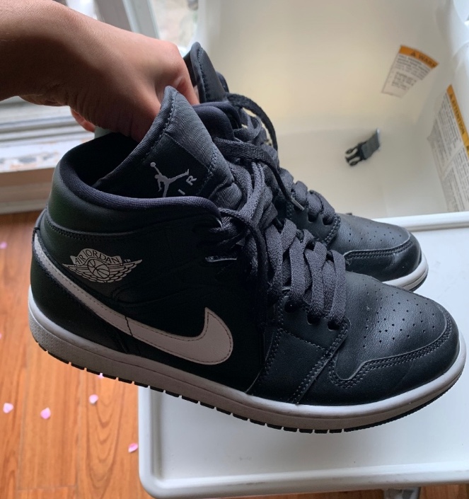 Jordan 1 mid black white (women). thumbnail