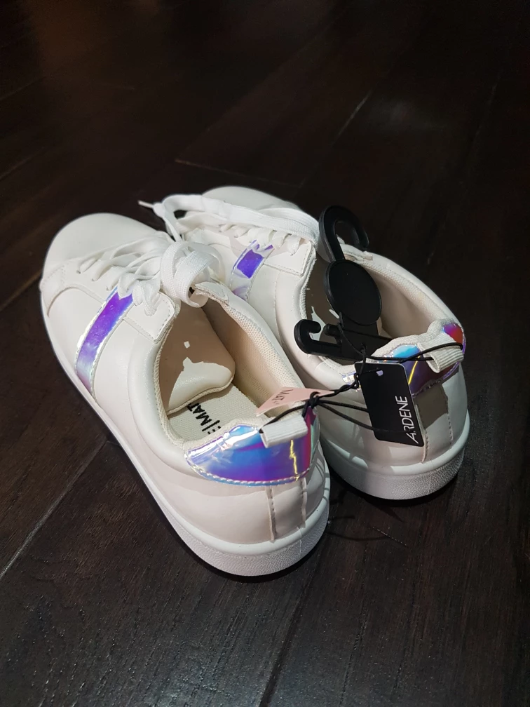 New women sneakers size 8 image indicator(2)