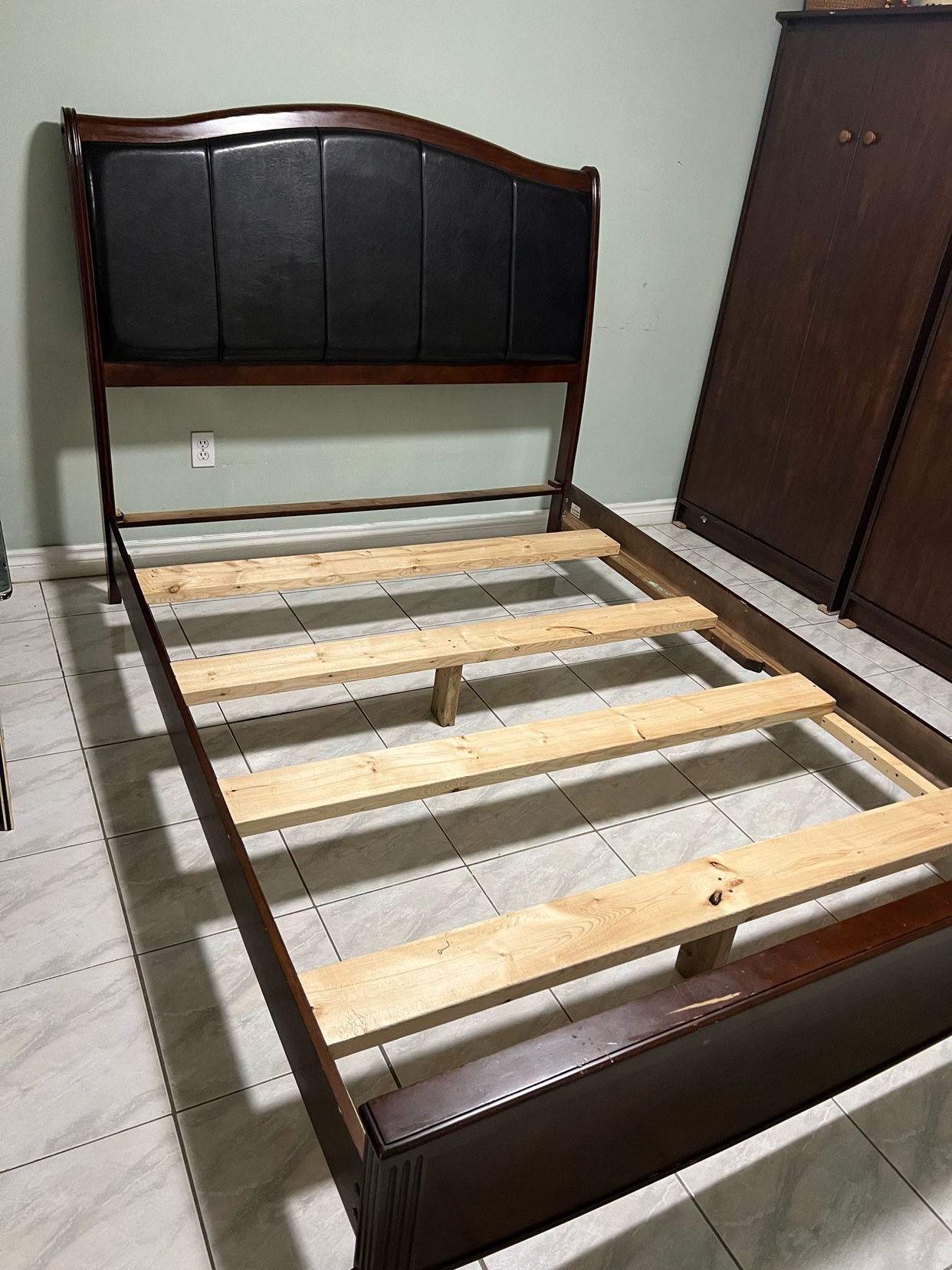 Queen size bed - photo 2