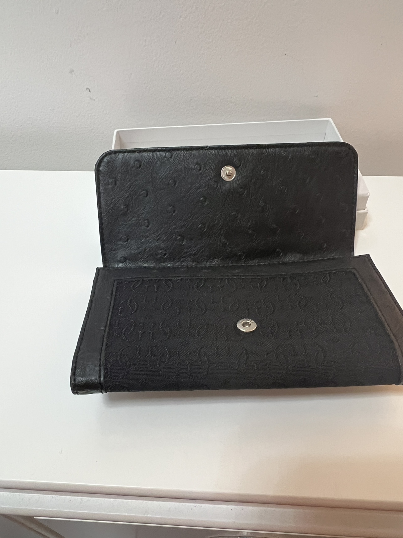 Elegant Guess Wallet image indicator(3)