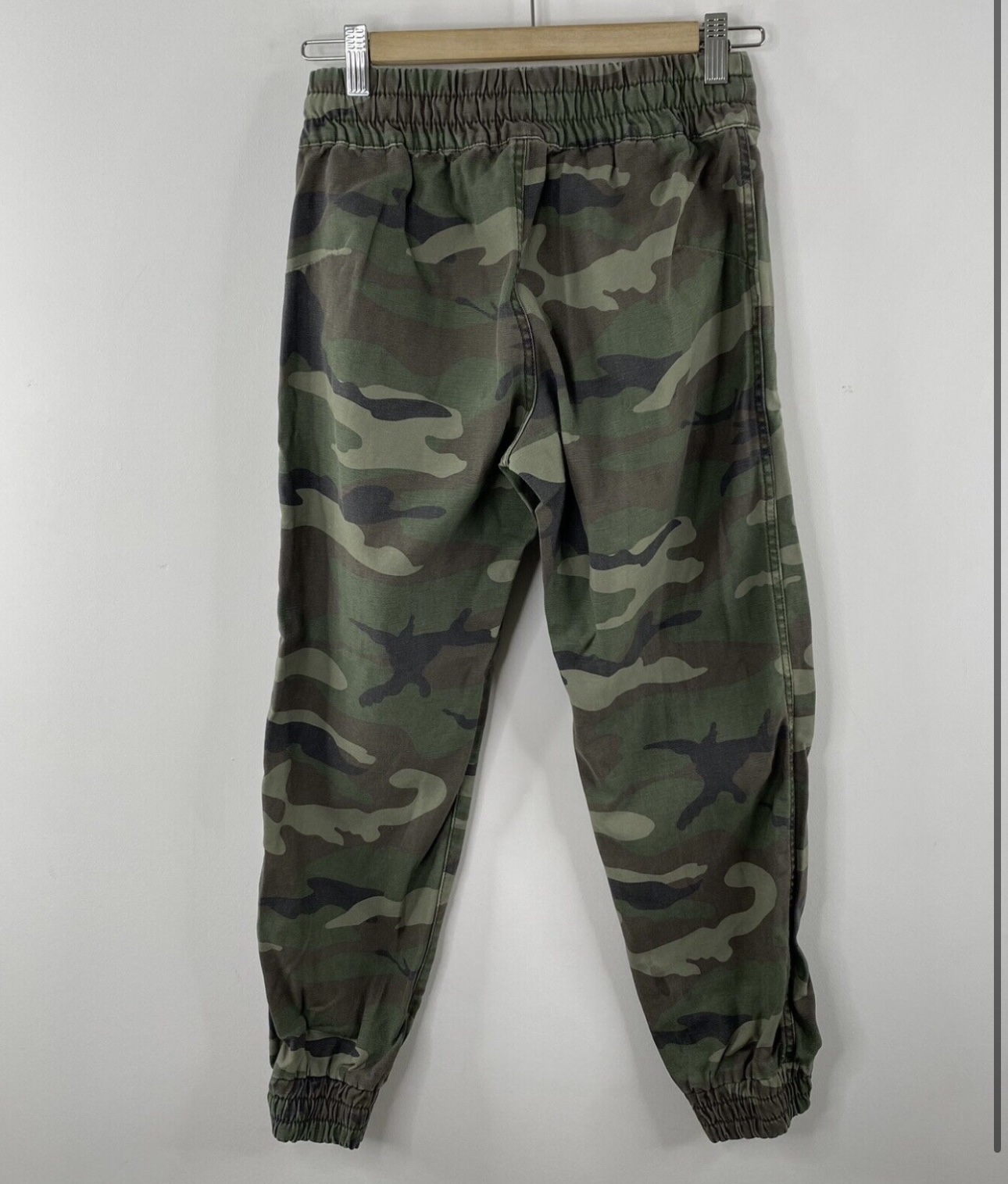 Aritzia TNA Alix Camo Camouflage Jogger Pants - photo 3