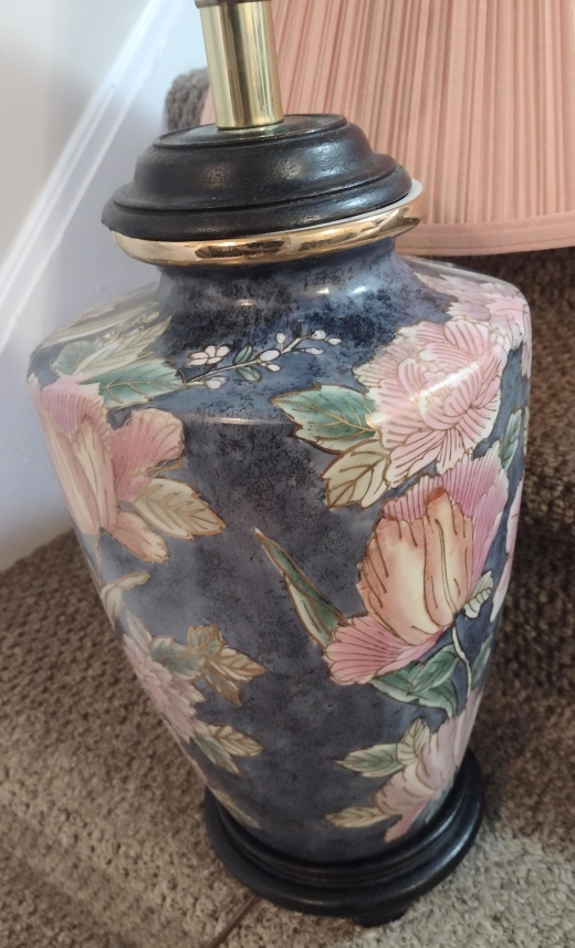 Beautiful Flowered Table Lamp image indicator(3)