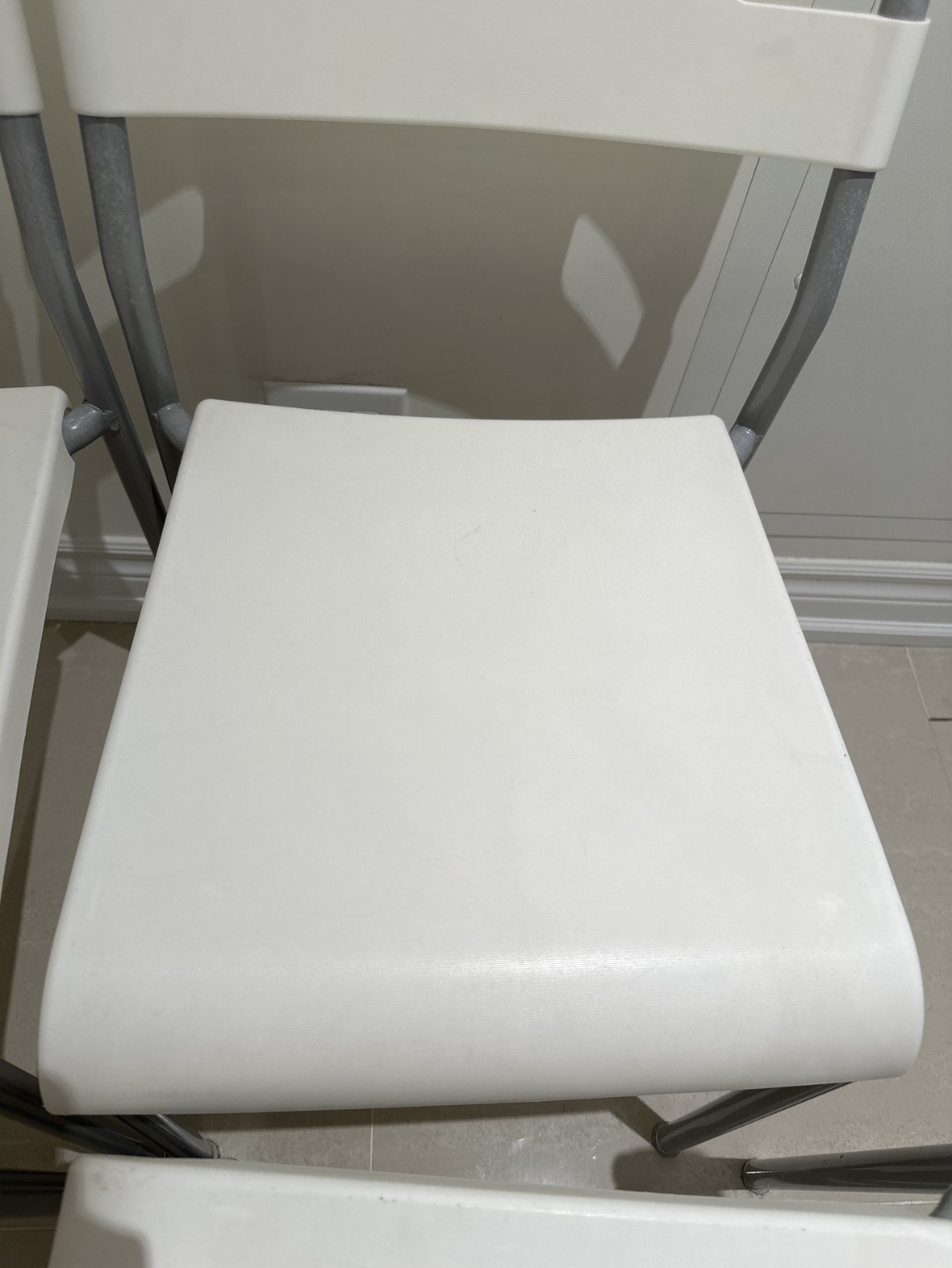 4 white plastic chairs - photo 5
