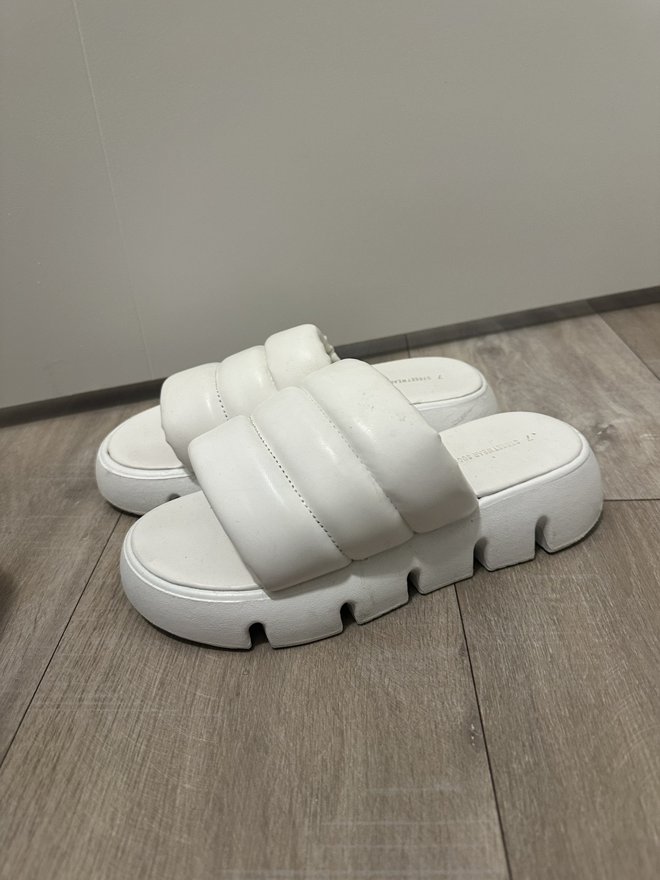 White sandals - photo 3