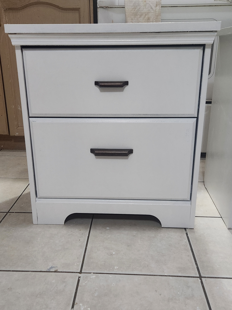 2  bedside nightstands white refinished.  message for price - photo 2