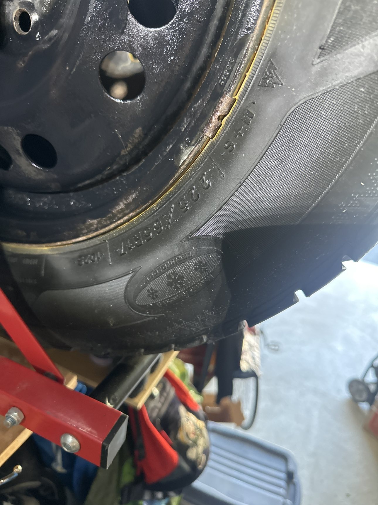 Winter tires for jeep Cherokee 225/65-R17 image indicator(2)