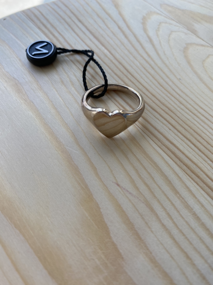 Mejuri Silver Large Heart Signet Ring image indicator(4)