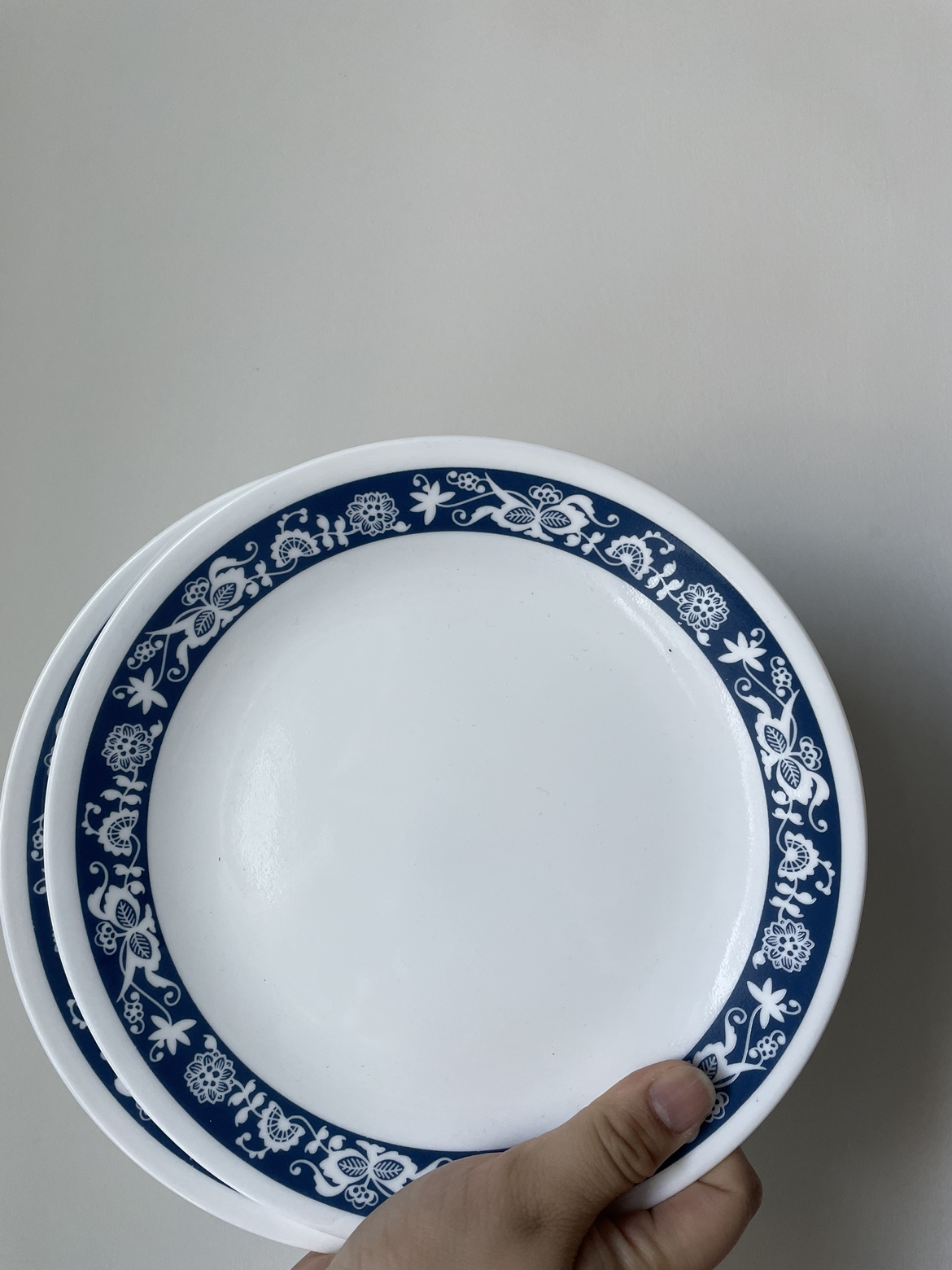 Mismatched Corelle plates - photo 2