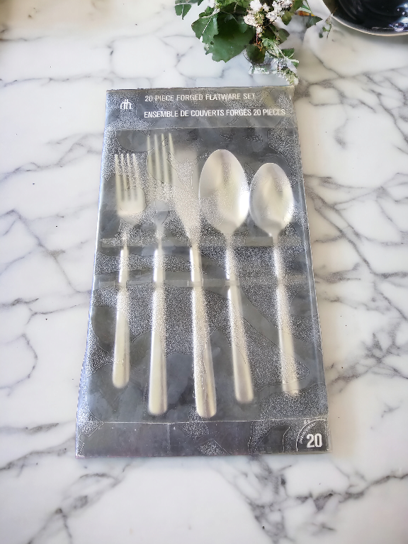 20 Piece Forged Flatware Set BRAND NEW image indicator(3)