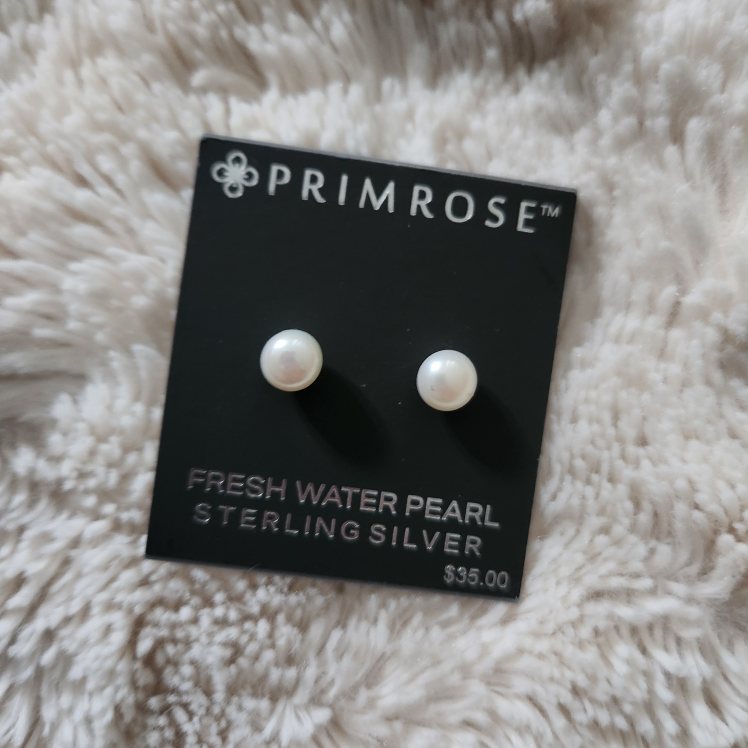 Freshwater pearl stud earrings
