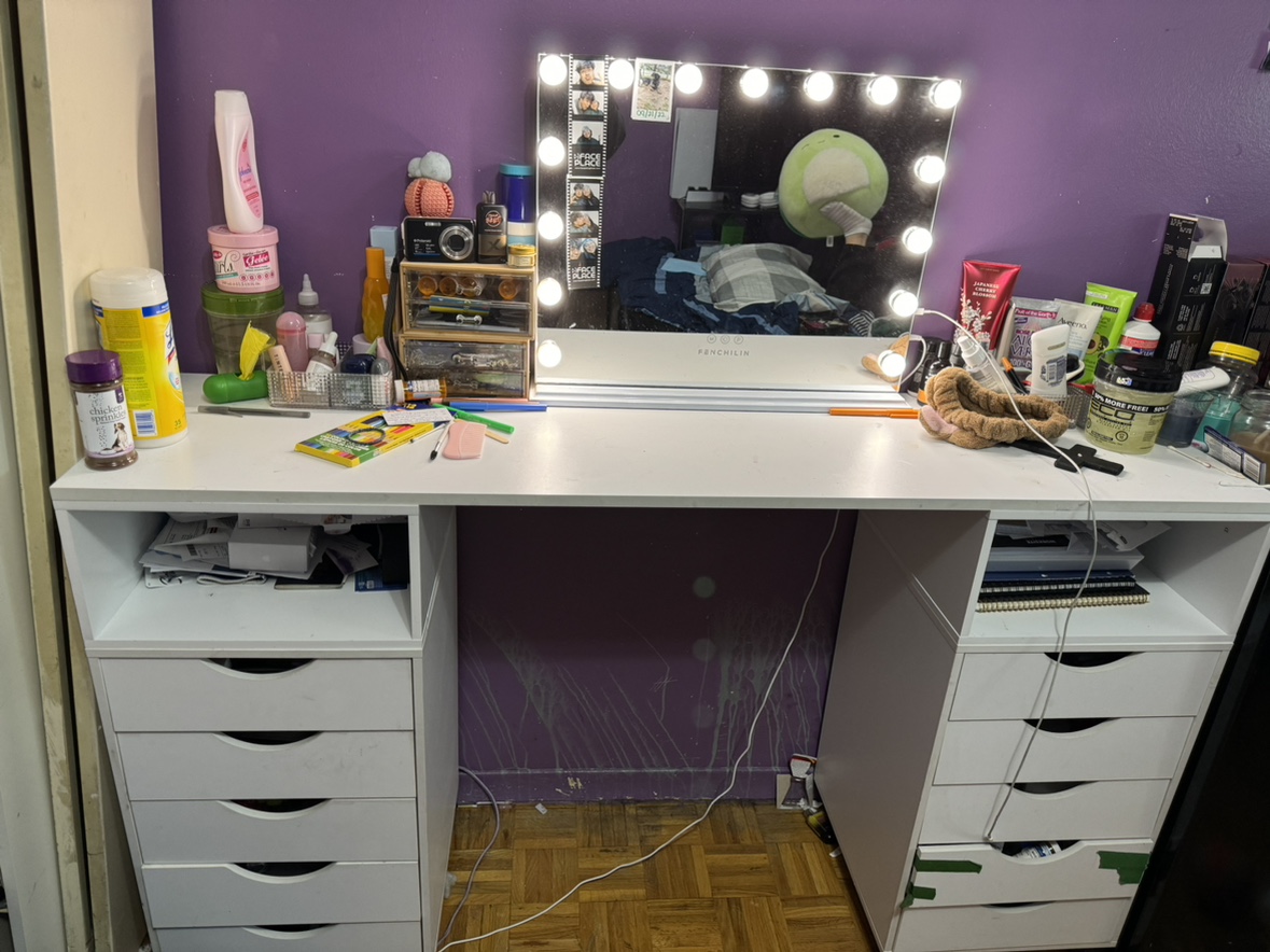 vanity table/ mirror