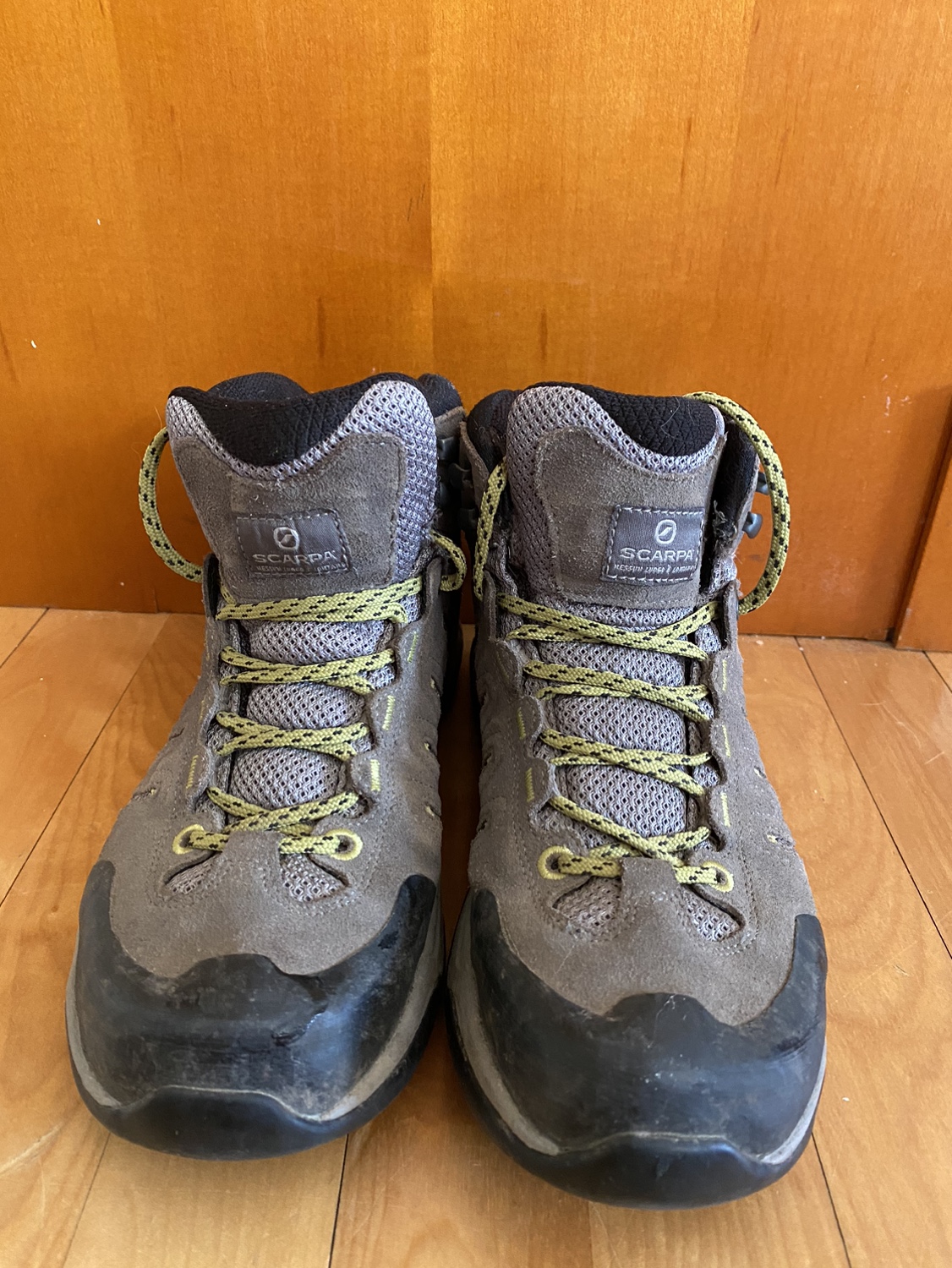 Women’s hiking boots thumbnail