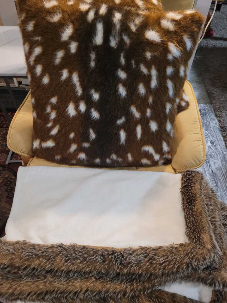 Animal faux fur pillows and blanket - photo 2