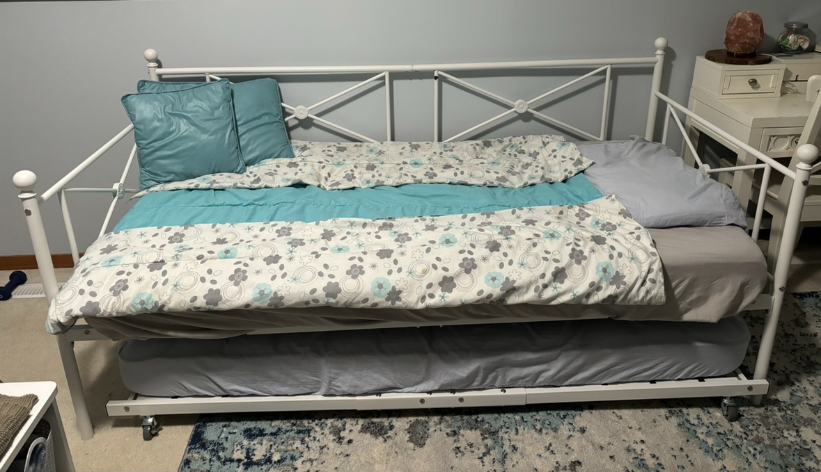 Trundle day bed with mattresses