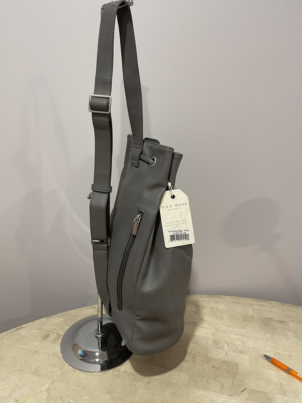 New modern single strap bucket bag image indicator(2)