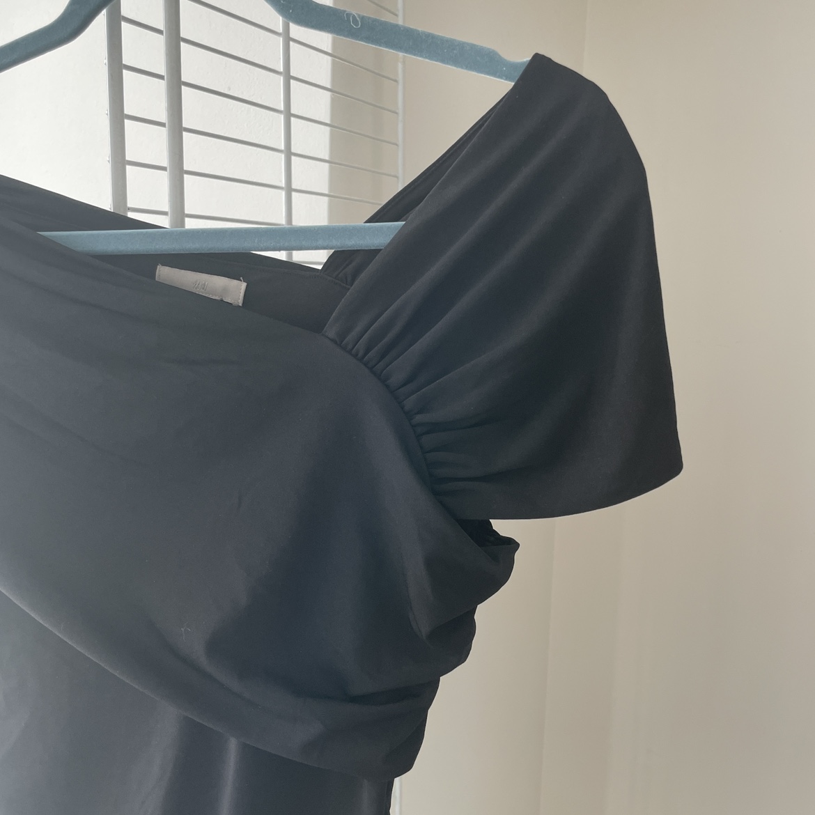 H&M Asymmetrical off-the-shoulder bodysuit (Small) image indicator(6)