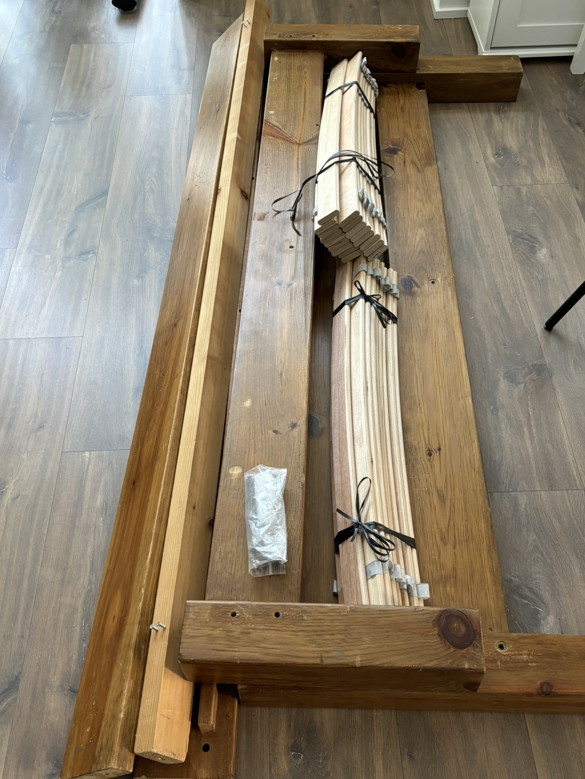 Queen size bed, solid wood, easy to assemble. image indicator(2)